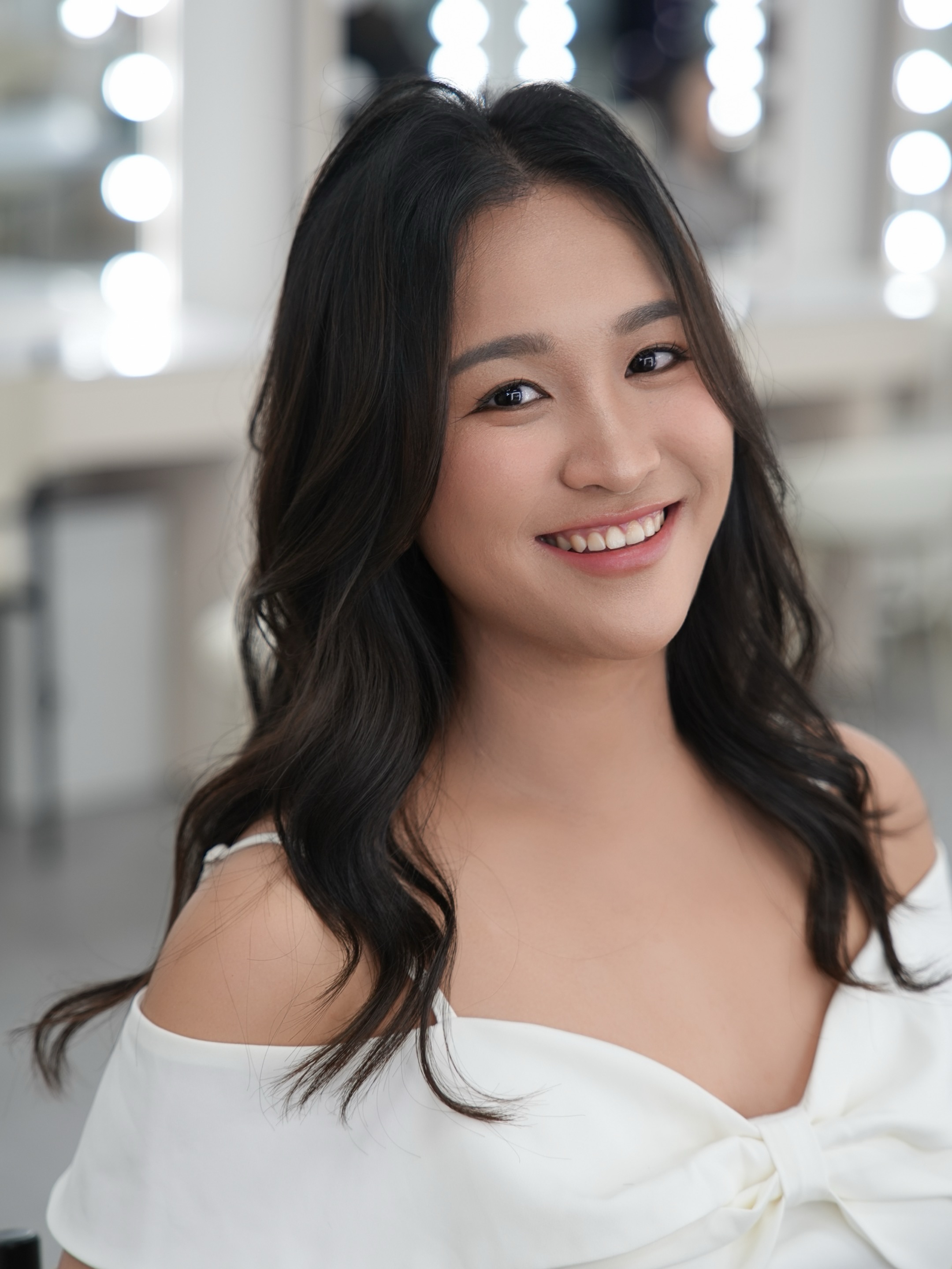 Koey 的新娘妝容作品，近鏡呈現底妝、眉眼與唇色